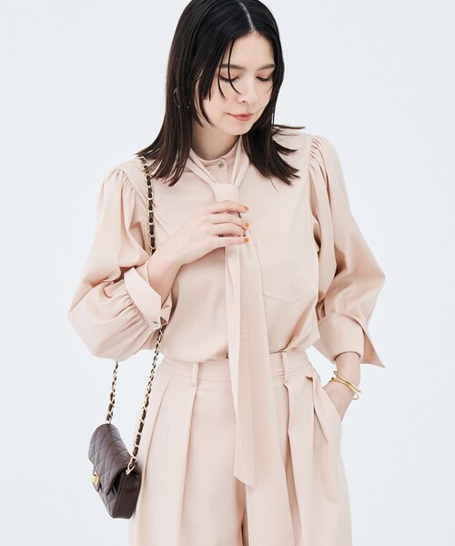 NOLLEY’S Sophi(ノーリーズソフィ)の「《セットアップ対応》ウォッシャブルバイオツイルボウタイブラウス(シャツ/ブラウス・レディース・チャコールグレー/ベビーピンク・38/36)」の1枚目の写真
