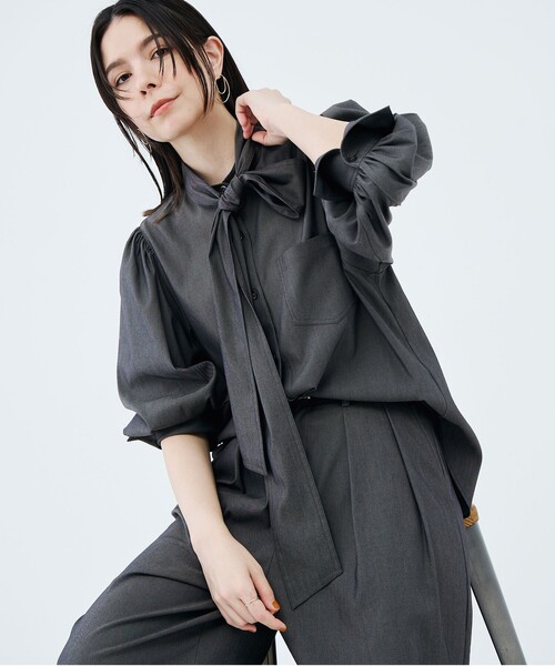 NOLLEY’S Sophi(ノーリーズソフィ)の「《セットアップ対応》ウォッシャブルバイオツイルボウタイブラウス(シャツ/ブラウス・レディース・チャコールグレー/ベビーピンク・38/36)」の2枚目の写真
