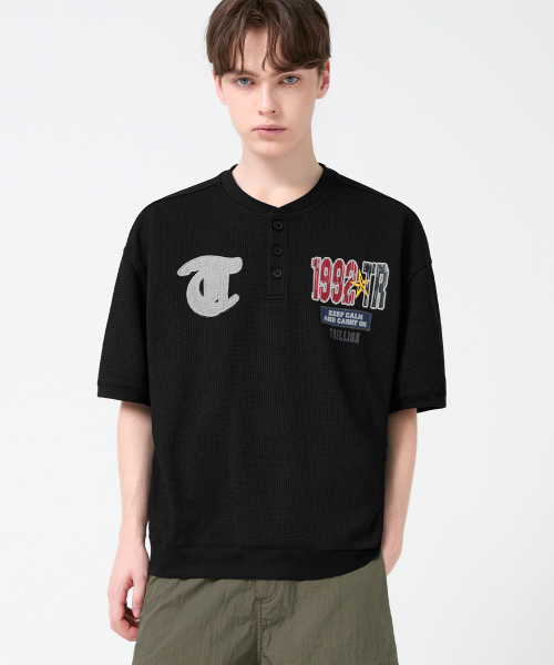 TRILLION（トリリオン）の「ワッペンヘンリーネックグラフィック半袖Tシャツ_ブラック（Tシャツ/カットソー・レディース・その他・MEDIUM/X-LARGE/LARGE）」の2枚目の写真