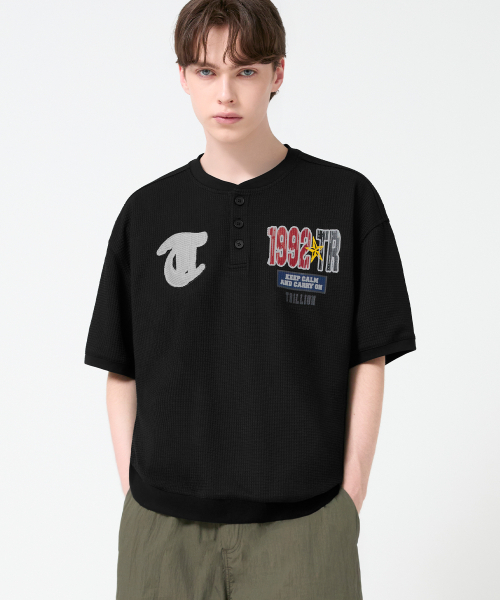 TRILLION（トリリオン）の「ワッペンヘンリーネックグラフィック半袖Tシャツ_ブラック（Tシャツ/カットソー・レディース・その他・MEDIUM/X-LARGE/LARGE）」の3枚目の写真