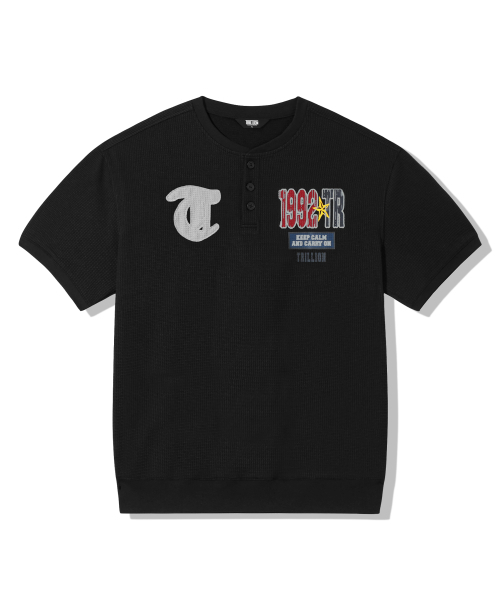 TRILLION（トリリオン）の「ワッペンヘンリーネックグラフィック半袖Tシャツ_ブラック（Tシャツ/カットソー・レディース・その他・MEDIUM/X-LARGE/LARGE）」の4枚目の写真