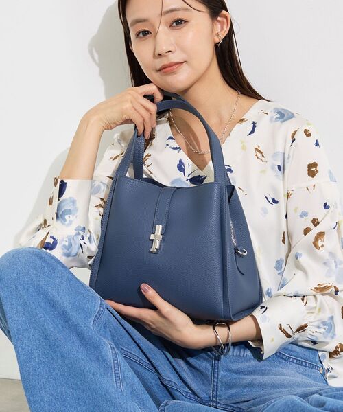 INDIVI(インディヴィ)の「【合皮/ショルダー付】メタルデザイン ミドルバッグ(トートバッグ・レディース・グリーン/サンドベージュ/チャコールグレー/ネイビー・00)」の4枚目の写真