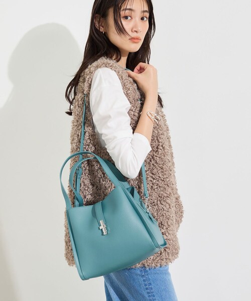 INDIVI(インディヴィ)の「【合皮/ショルダー付】メタルデザイン ミドルバッグ(トートバッグ・レディース・グリーン/サンドベージュ/チャコールグレー/ネイビー・00)」の3枚目の写真