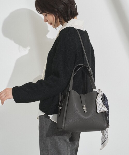 INDIVI(インディヴィ)の「【合皮/ショルダー付】メタルデザイン ミドルバッグ(トートバッグ・レディース・グリーン/サンドベージュ/チャコールグレー/ネイビー・00)」の5枚目の写真