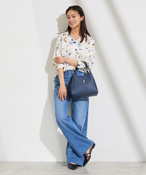 INDIVI(インディヴィ)の「【合皮/ショルダー付】メタルデザイン ミドルバッグ(トートバッグ・レディース・グリーン/サンドベージュ/チャコールグレー/ネイビー・00)」の12枚目の写真