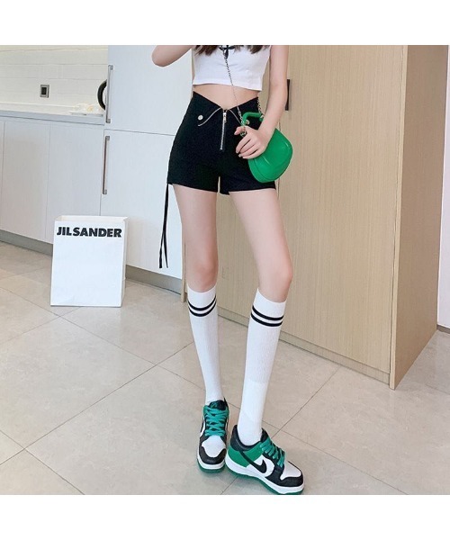 nonomi(ノノミ)の「フロントジップ サイドギャザー ハイウエスト ショートパンツ(その他パンツ・レディース・ブラック・S/L/M)」の3枚目の写真