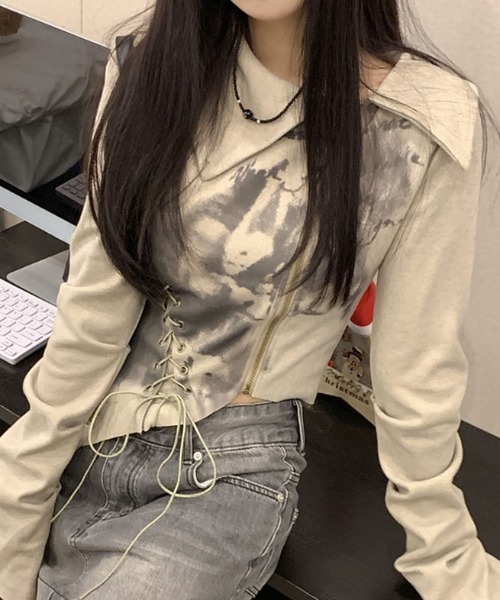 SHEPP(シープ)の「【26年秋冬新作】ヴィンテージライク イレギュラーヘム アシメ レースアップ グラフィック ロンT(Tシャツ/カットソー・レディース・カーキ・M)」の2枚目の写真