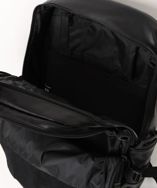 NEW ERA（ニューエラ）の「【NEW ERA/ニューエラ】スマートパック28L 02 シンセティックレザー ブラック（バックパック/リュック・メンズ・ブラック・FREE）」の4枚目の写真