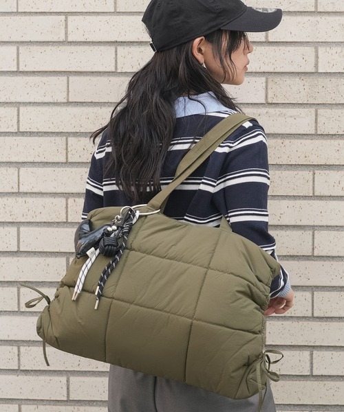 mili an deni(ミリアンデニ)の「中綿キルトシャーリングトートバッグ(トートバッグ・レディース・カーキ/ブラック・F)」の1枚目の写真