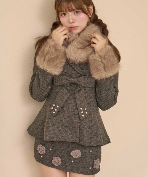 Belle Charme(ベルシャルム)の「【Belle Charme】Fur Tweed Peplum Jacket(テーラードジャケット・レディース・アイボリー/グレー・FREE)」の2枚目の写真
