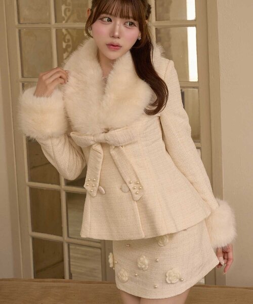 Belle Charme(ベルシャルム)の「【Belle Charme】Fur Tweed Peplum Jacket(テーラードジャケット・レディース・アイボリー/グレー・FREE)」の4枚目の写真