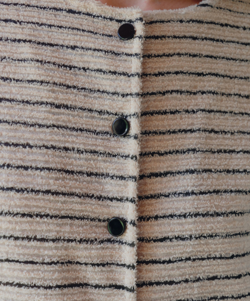 Yuje(ユジェ)の「FUR STRIPE CARDIGAN (2color)(カーディガン/ボレロ・レディース・ブラウン/ベージュ・FREE)」の12枚目の写真