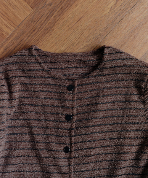 Yuje(ユジェ)の「FUR STRIPE CARDIGAN (2color)(カーディガン/ボレロ・レディース・ブラウン/ベージュ・FREE)」の11枚目の写真