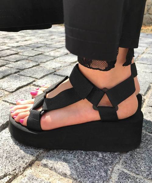 meJane(ミージェーン)の「厚底スポーツサンダル(サンダル・レディース・ホワイト/ブラック/グレー/ホワイト×ブラック・22.5/23-23.5cm/24-24.5cm/S/M/L)」の17枚目の写真