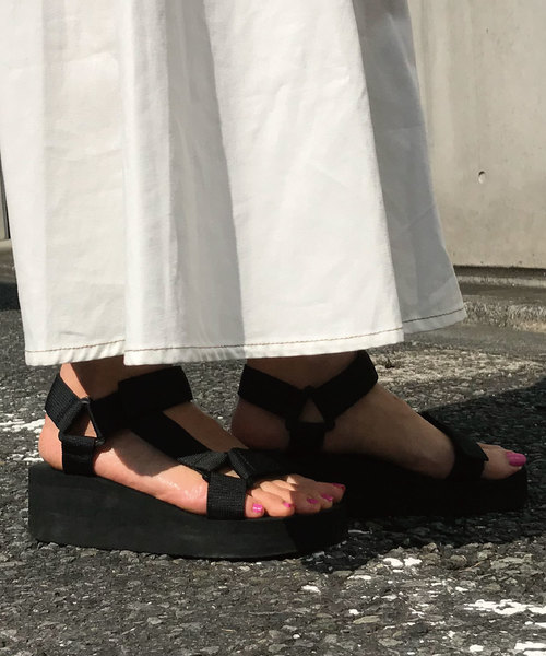 meJane(ミージェーン)の「厚底スポーツサンダル(サンダル・レディース・ホワイト/ブラック/グレー/ホワイト×ブラック・22.5/23-23.5cm/24-24.5cm/S/M/L)」の14枚目の写真