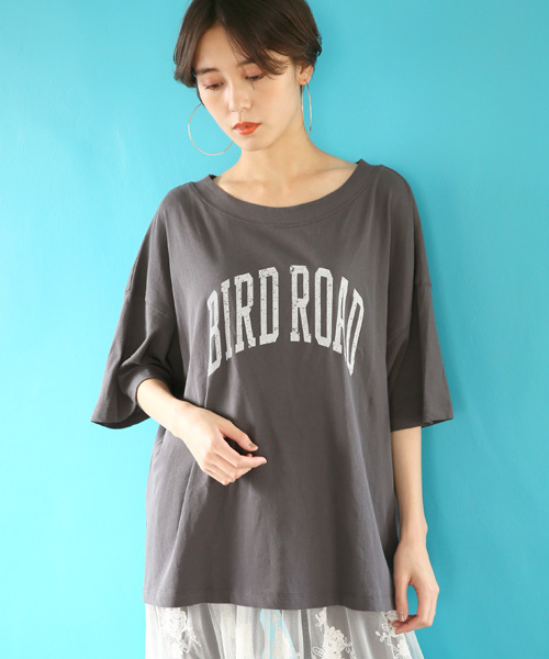 LOWRYS FARM(ローリーズファーム)の「カレッジBIGロゴTシャツ 802182(Tシャツ/カットソー・レディース・グレー/イエロー/ホワイト×レッド/ホワイト×ネイビー・FREE)」の4枚目の写真