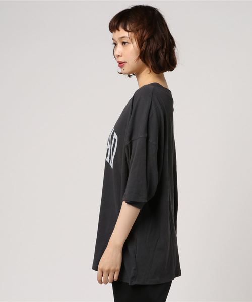 LOWRYS FARM(ローリーズファーム)の「カレッジBIGロゴTシャツ 802182(Tシャツ/カットソー・レディース・グレー/イエロー/ホワイト×レッド/ホワイト×ネイビー・FREE)」の5枚目の写真