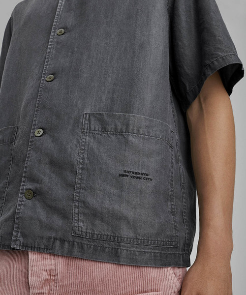 Saturdays NYC（サタデーズ ニューヨークシティ ）の「Howard Denim Short Sleeve Shirt（シャツ/ブラウス・メンズ・ブラック系その他/ブルー系その他/ブルー系その他2・X-SMALL/S/M/L）」の5枚目の写真