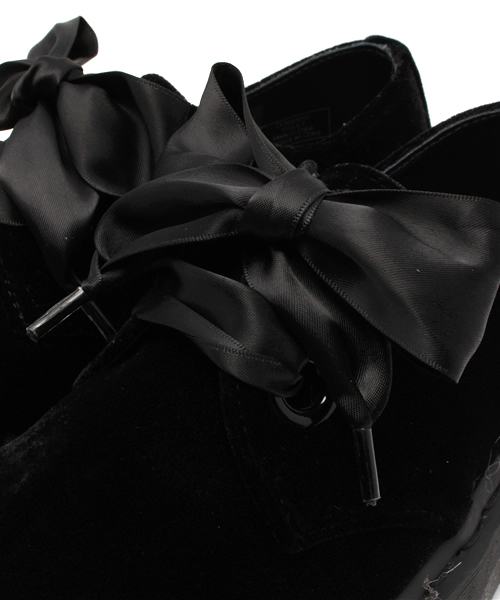 Ray BEAMS（レイビームス）の「Dr.Martens /  ベルベット プラットフォーム 2EYE シューズ（その他シューズ・レディース・ブラック・4/5/6）」の4枚目の写真