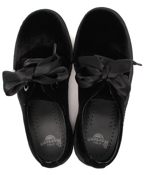 Ray BEAMS（レイビームス）の「Dr.Martens /  ベルベット プラットフォーム 2EYE シューズ（その他シューズ・レディース・ブラック・4/5/6）」の2枚目の写真