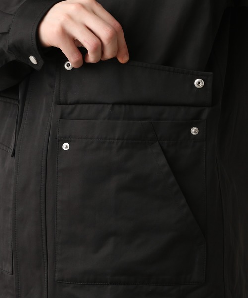 JUNRED(ジュンレッド)の「高密度サテン ハイネックマウンテンパーカー(ブルゾン・メンズ・ブラック/ベージュ/カーキ・S/M/L)」の20枚目の写真