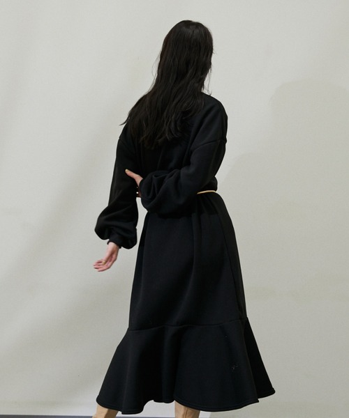ECRIRE(エクリール)の「ヘム切り替えロングワンピ(ワンピース・レディース・チャコールグレー/ブラック/ベージュ・フリー)」の6枚目の写真
