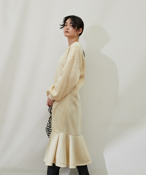 ECRIRE(エクリール)の「ヘム切り替えロングワンピ(ワンピース・レディース・チャコールグレー/ブラック/ベージュ・フリー)」の14枚目の写真