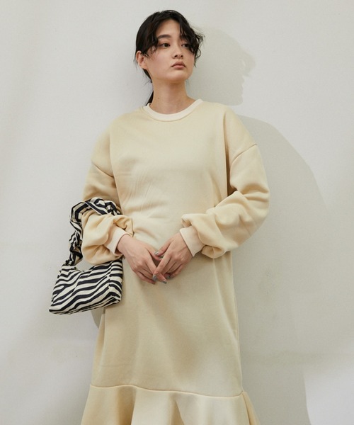 ECRIRE(エクリール)の「ヘム切り替えロングワンピ(ワンピース・レディース・チャコールグレー/ブラック/ベージュ・フリー)」の16枚目の写真