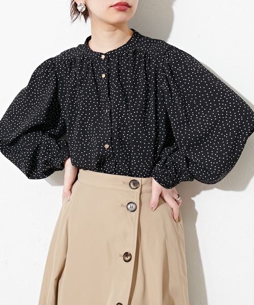 natural couture(ナチュラルクチュール)の「マット釦とろみサテンブラウス(シャツ/ブラウス・レディース・サックスブルー/アイボリー/ミント/その他1/その他2/ピンクベージュ・FREE)」の6枚目の写真