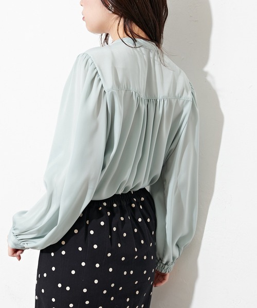 natural couture(ナチュラルクチュール)の「マット釦とろみサテンブラウス(シャツ/ブラウス・レディース・サックスブルー/アイボリー/ミント/その他1/その他2/ピンクベージュ・FREE)」の8枚目の写真