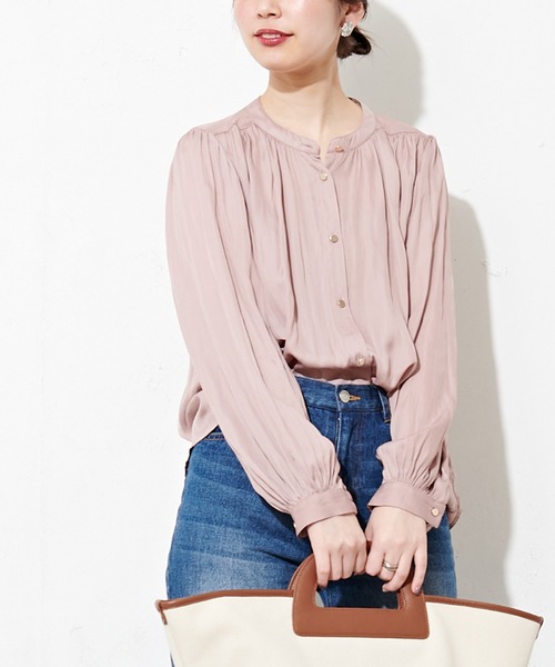 natural couture(ナチュラルクチュール)の「マット釦とろみサテンブラウス(シャツ/ブラウス・レディース・サックスブルー/アイボリー/ミント/その他1/その他2/ピンクベージュ・FREE)」の9枚目の写真