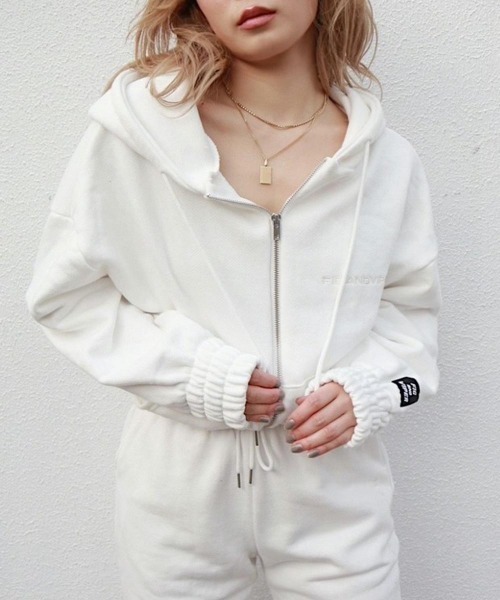 FIG&VIPER（フィグアンドバイパー）の「LOGOヘビーショートフーディ―（パーカー・レディース・ホワイト/ブラック/ベージュ・FREE）」の2枚目の写真