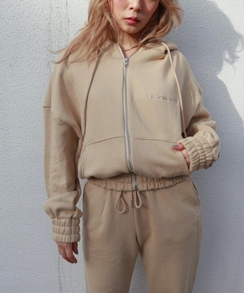 FIG&VIPER（フィグアンドバイパー）の「LOGOヘビーショートフーディ―（パーカー・レディース・ホワイト/ブラック/ベージュ・FREE）」の5枚目の写真