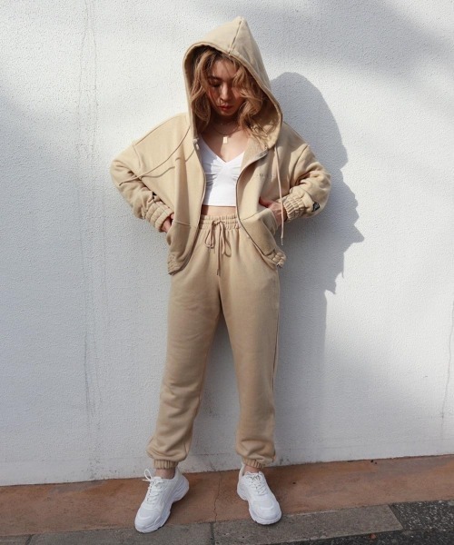 FIG&VIPER（フィグアンドバイパー）の「LOGOヘビーショートフーディ―（パーカー・レディース・ホワイト/ブラック/ベージュ・FREE）」の12枚目の写真