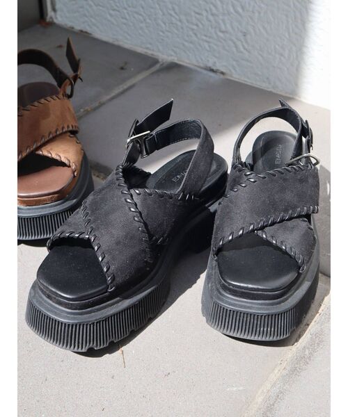 EMODA（エモダ）の「クロスステッチサンダル（サンダル・レディース・ブラック/ブラウン・MEDIUM/LARGE/SMALL）」の2枚目の写真