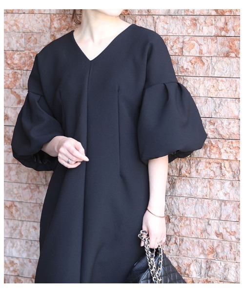 Sawa a la mode(サワアラモード)の「レディなタック入りボリューム袖ブラックワンピース(ワンピース・レディース・ブラック・FREE)」の2枚目の写真