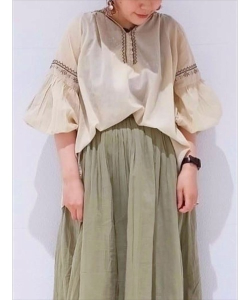 Samansa Mos2 blue（サマンサモスモスブルー）の「刺繍ブラウス（シャツ/ブラウス・レディース・オフホワイト/ライトベージュ/チャコール・ﾌﾘ-）」の3枚目の写真