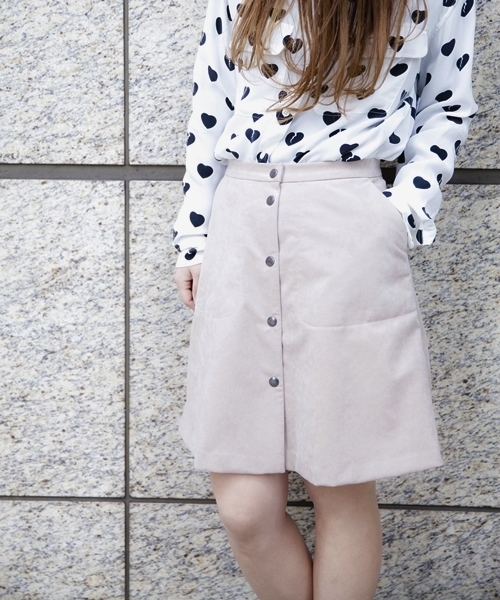 AMERICAN RAG CIE（アメリカンラグシー）の「フェイクスウェードセミフレアスカート/210-AMR-dms-L151-SK009（スカート・レディース・ブラック/ライトベージュ・0/1）」の2枚目の写真