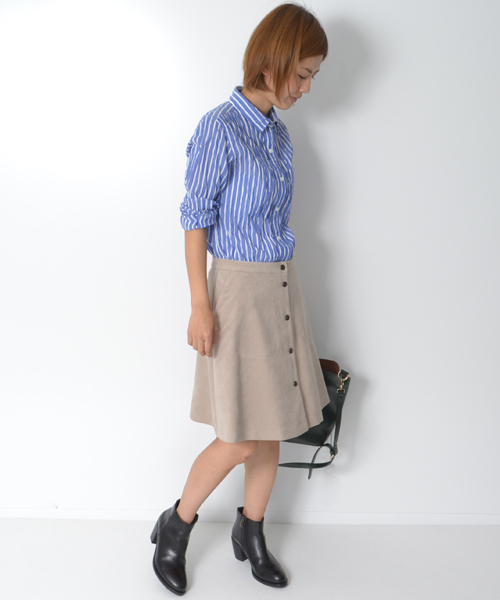 AMERICAN RAG CIE（アメリカンラグシー）の「フェイクスウェードセミフレアスカート/210-AMR-dms-L151-SK009（スカート・レディース・ブラック/ライトベージュ・0/1）」の4枚目の写真