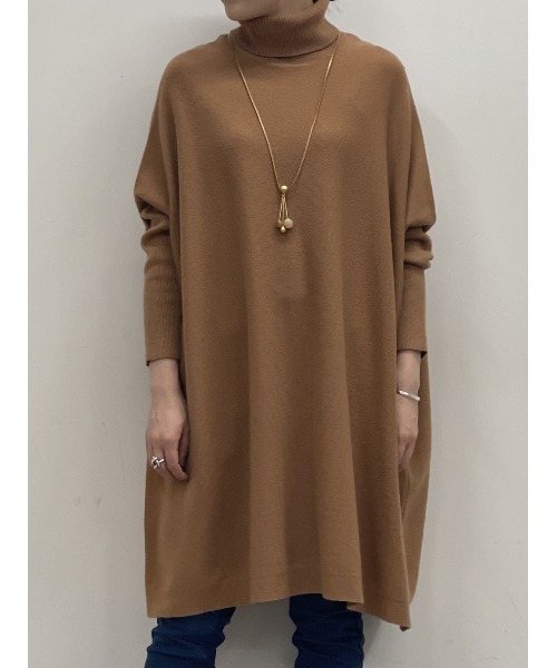 BEARDSLEY（ビアズリー）の「生地の柔らかさとストレッチがリニューアル◎BIGニットハイネック（ニット/セーター・レディース・キャメル/ネイビー・FREE）」の4枚目の写真