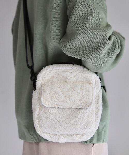 coen by Mr.SZK（コーエンバイミスタースズキ）の「ボアショルダーバッグ【coen × Mr.SZK】（セット着用可能アイテム）（ショルダーバッグ・メンズ・ブラック/オフホワイト・FREE）」の5枚目の写真