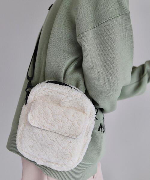 coen by Mr.SZK（コーエンバイミスタースズキ）の「ボアショルダーバッグ【coen × Mr.SZK】（セット着用可能アイテム）（ショルダーバッグ・メンズ・ブラック/オフホワイト・FREE）」の6枚目の写真