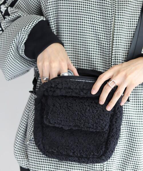 coen by Mr.SZK（コーエンバイミスタースズキ）の「ボアショルダーバッグ【coen × Mr.SZK】（ショルダーバッグ・メンズ・ブラック/オフホワイト・FREE）」の10枚目の写真