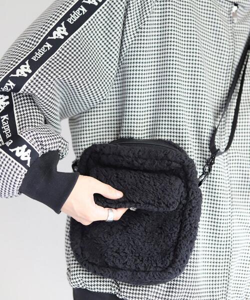 coen by Mr.SZK（コーエンバイミスタースズキ）の「ボアショルダーバッグ【coen × Mr.SZK】（セット着用可能アイテム）（ショルダーバッグ・メンズ・ブラック/オフホワイト・FREE）」の17枚目の写真