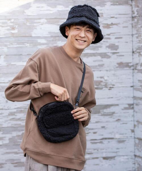 coen by Mr.SZK（コーエンバイミスタースズキ）の「ボアショルダーバッグ【coen × Mr.SZK】（セット着用可能アイテム）（ショルダーバッグ・メンズ・ブラック/オフホワイト・FREE）」の4枚目の写真