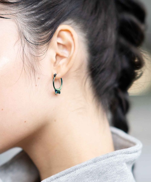 X-girl（エックスガール）の「BARBED WIRE EARRINGS（ピアス（両耳用）・レディース・ホワイト/ライトグリーン/マルチ・ONE SIZE）」の3枚目の写真