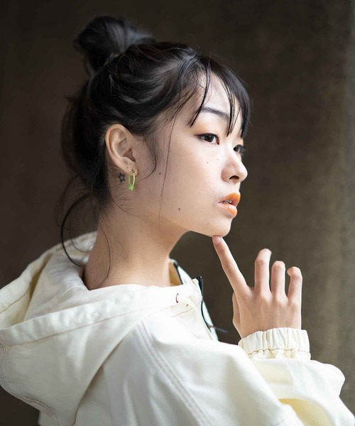 X-girl（エックスガール）の「BARBED WIRE EARRINGS（ピアス（両耳用）・レディース・ホワイト/ライトグリーン/マルチ・ONE SIZE）」の5枚目の写真