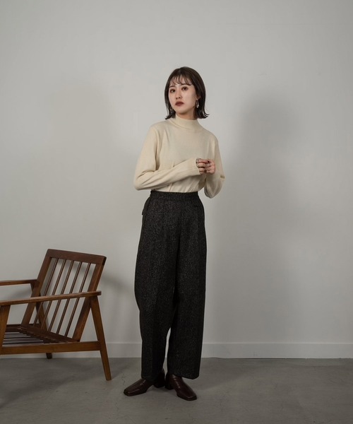 Amiur（エミレ）の「mock neck soft knit（ニット/セーター・レディース・ブラック/ブラウン/アイボリー/グレイッシュベージュ・FREE）」の13枚目の写真