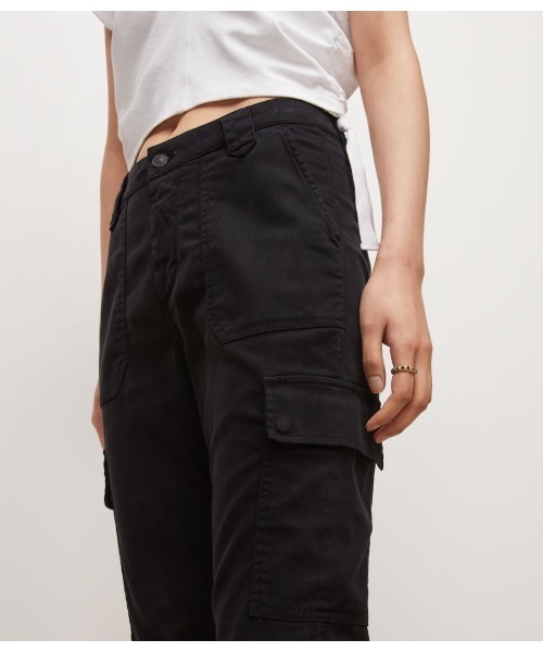 ALLSAINTS（オールセインツ）の「NOLA HIGH RISE SLIM CARGO JOGGERS | NOLA ハイライズ スリム カーゴ ジャガー（カーゴパンツ・レディース・ブラック・26/24/27/28/25）」の3枚目の写真
