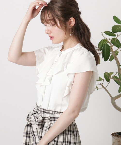 couture brooch(クチュールブローチ)の「◆【2WAYリボンで印象チェンジ!オフィスにもOK】リボンボウタイ フリルブラウス(シャツ/ブラウス・レディース・オフホワイト/サックスブルー/ブラック系・40/38/42/36)」の2枚目の写真